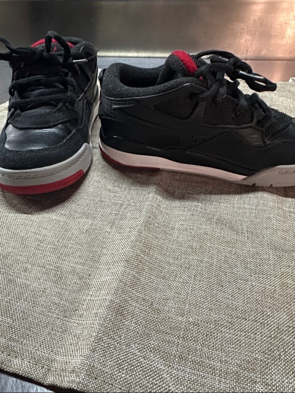 Nike Kids Black and Red Low-Top Sneakers